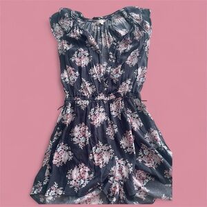 LOFT Gray and Pink Floral ROMPER
Only worn ONCE
Comes with belt to tie 🩷🌸
